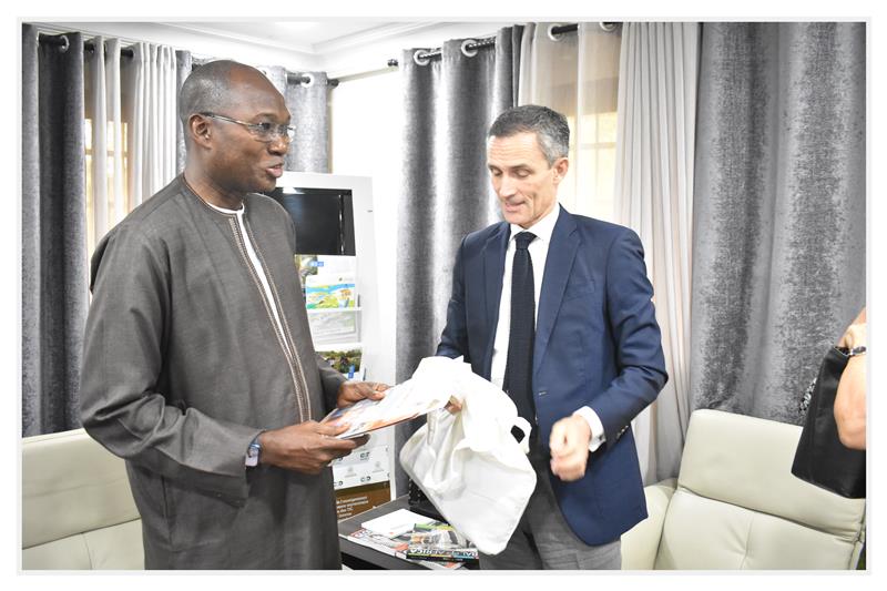 Visite de l’Ambassadeur de France au Sénégal à l’UGB