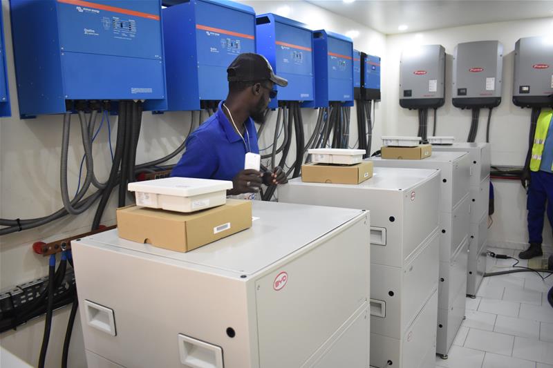 Installation d’une mini centrale solaire PV de 100 kWc avec une capacité de stockage de 100 KWH