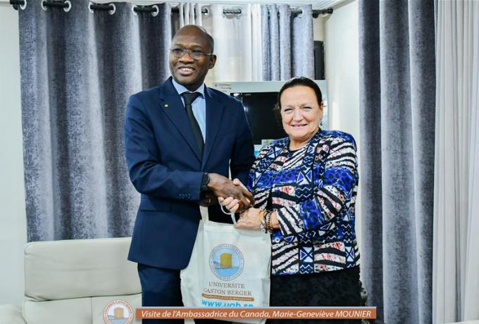 Visite de l'ambassadrice du Canada à l’UGB